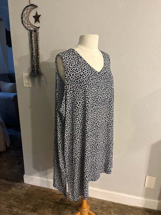 Susan Graver Plus Size 3X Geometric Print Sleeveless Sharkbite Hem Tunic Top - Picture 2 of 6